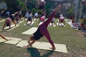 Practicar yoga en entornos naturales que inspiran calma - Retiro Yoga Cádiz