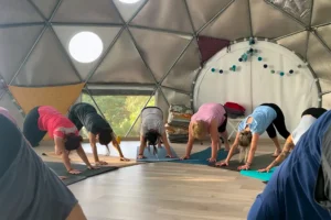 Practicar yoga en escenarios naturales que invitan a la calma interior - Retiro Yoga Almería